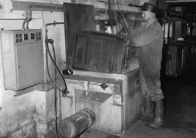 153526 Afbeelding van werkzaamheden aan de luchtververversingsapparaten van treinstellen in de lijnwerkplaats van de ...